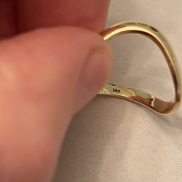 Elegant 14K Gold Ring in Green Box - Picture 3 of 4